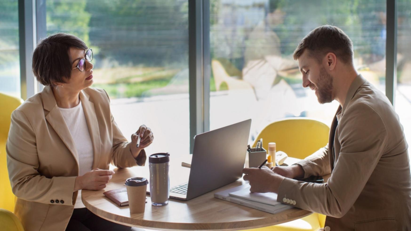 Estudiantes analizando datos financieros en aula
