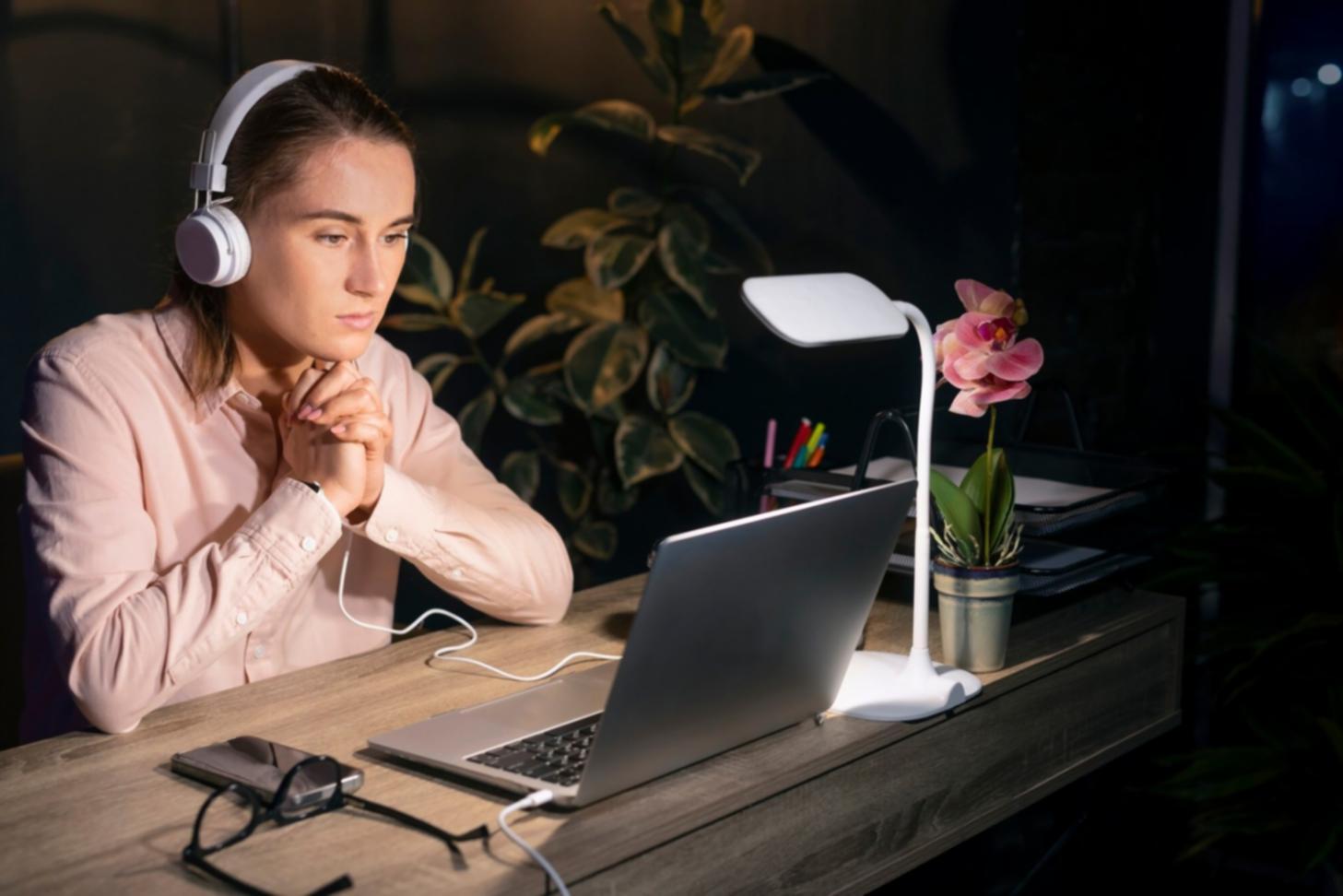 Profesionales analizando gráficos financieros en una sesión de formación sobre inversiones